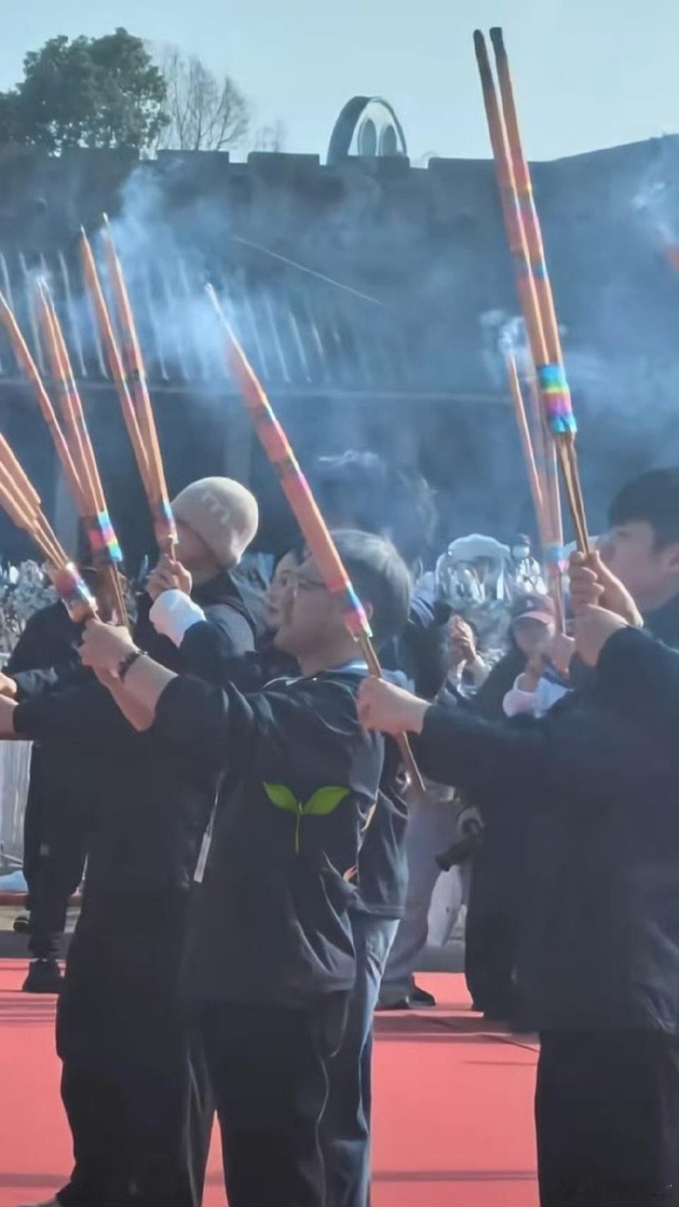 杨洋站第二排翟子路站第一排只是集体转身造成的视觉误差，根本不是换位。 