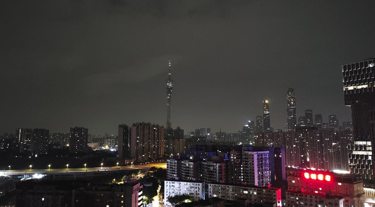 感觉冷空气前锋已经抵达广州市区，明天一觉醒来要加衫了。广州天气 ​​​