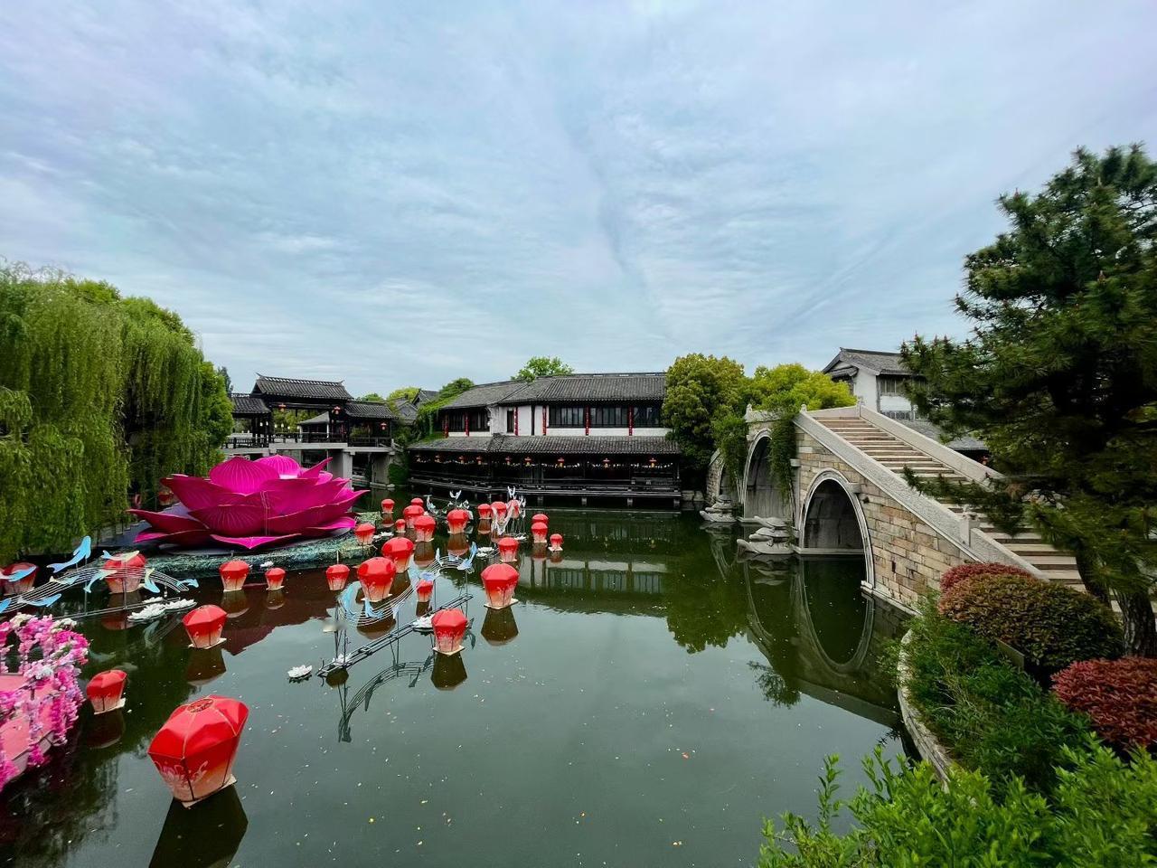 疯狂的时候小心闪了腰
 近期光模块、AI、算力板块持续暴涨，资金扎堆推高股价，估