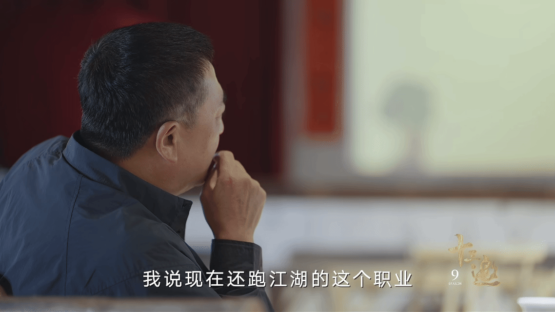 张嘉益和互联网各活各的 终于明白为什么张嘉益演的角色总那么动人。因为他自己就在过