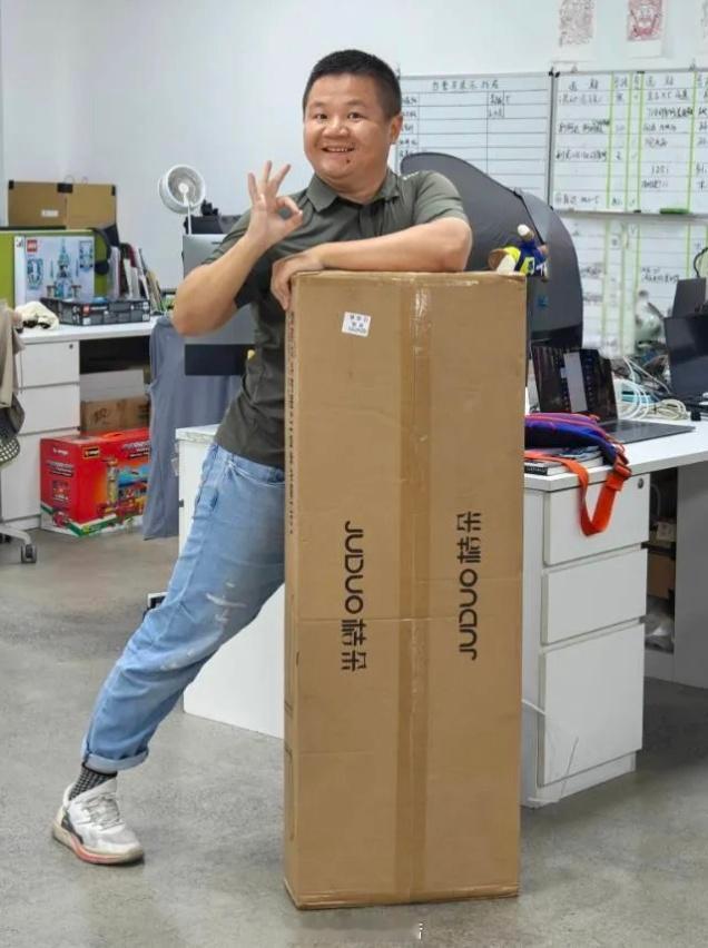 最近一直在研究台灯，厉害哥拿先看大路灯帮我一步到位了！我这不也就送了先看评测几箱