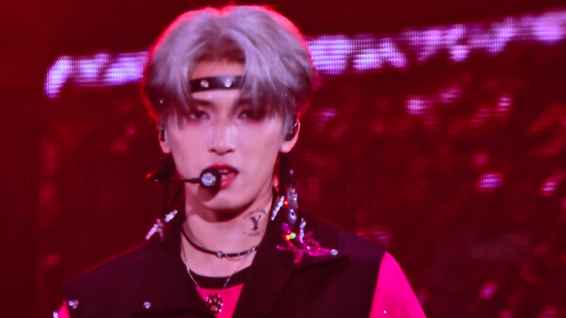 帅死了老公 严浩翔戳脸颊饭撒  