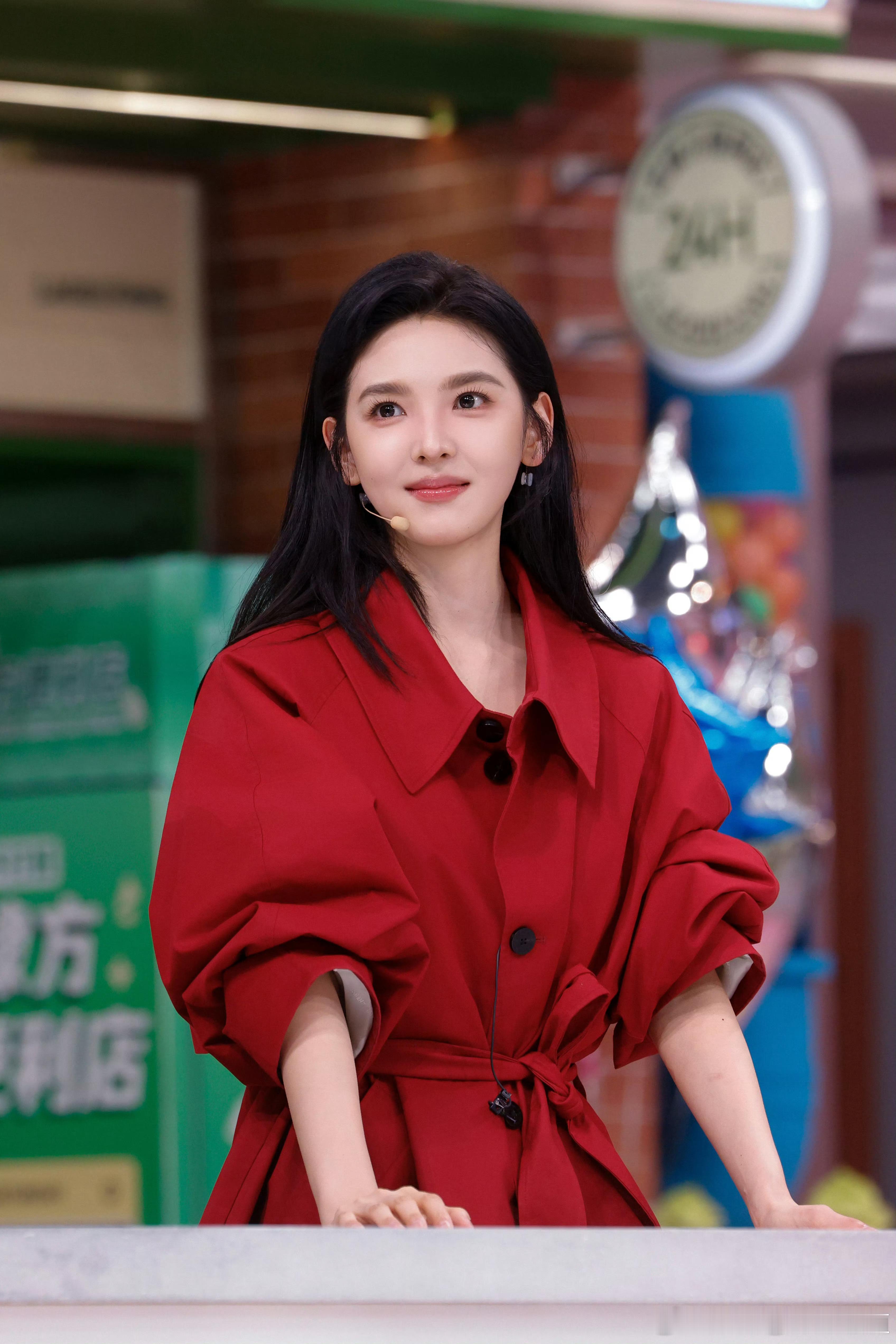 章若楠  zrn章若楠想你了 “聆听盛夏为冬日谱写的曲，你的光洒落在我的黑夜里”