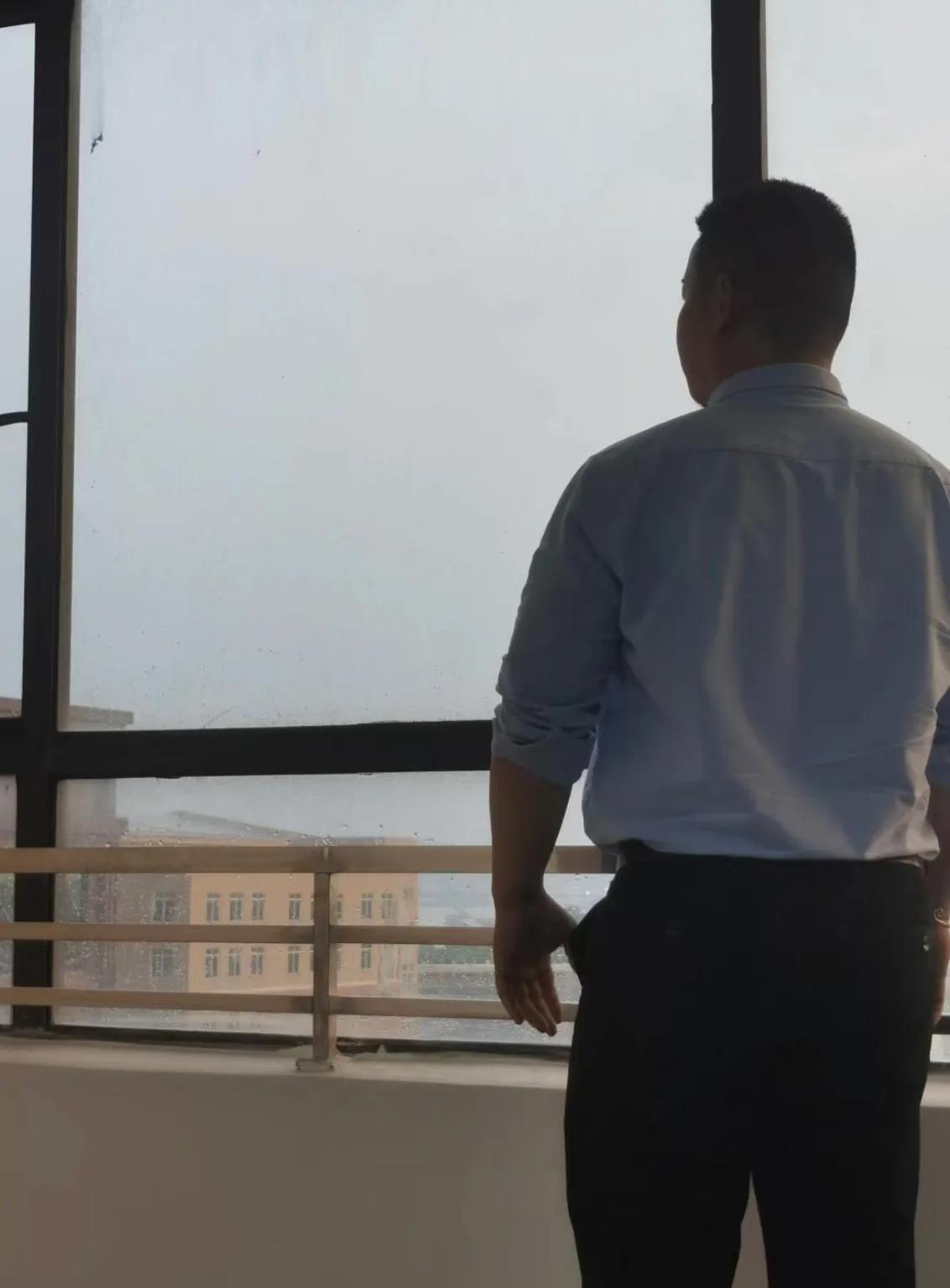 窗外万里，云卷云舒。