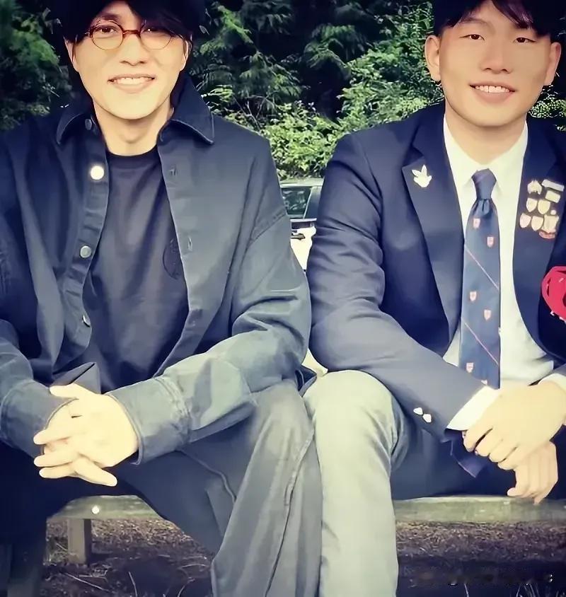 儿子帅是够帅，酷是够酷，就是没有老爸洋气，没有老爸耐看，也不知道他妈妈长啥样？