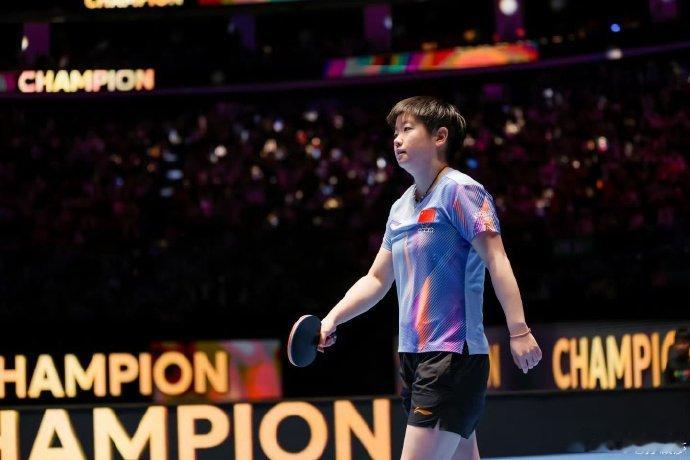 孙颖莎亚洲杯夺冠发博 孙颖莎晒照三面五星红旗同时升起 伤愈复出的第一个比赛，孙颖