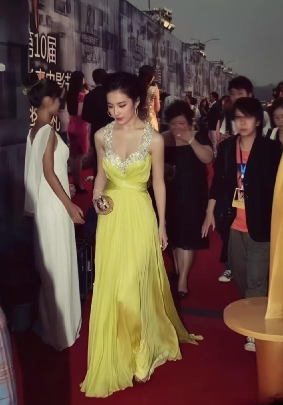 明星终究是明星，看看刘亦菲早年那些被路人随手抓拍的生图就知道了。没有精心摆拍，也