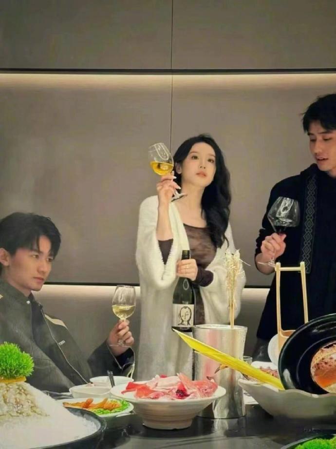 我发现酒局中被领导带在身边的女生都太会来事了 ​​​