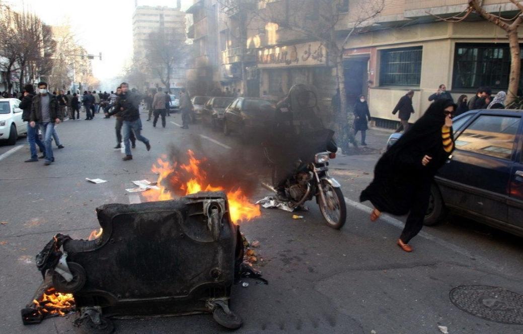 伊朗多地爆发社会骚乱，从德黑兰蔓延至多座城市，商户罢工、民众示威，局势持续发酵。