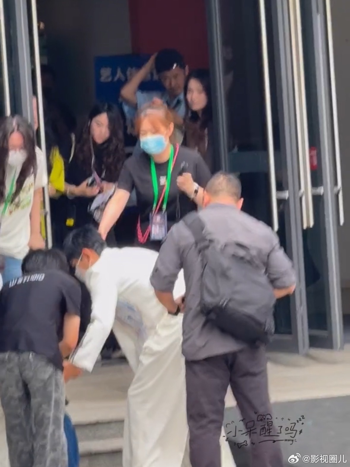 张杰张杰搀扶摔倒的粉丝张杰暖心搀扶摔倒粉丝  下次我去见杰哥也要摔一下