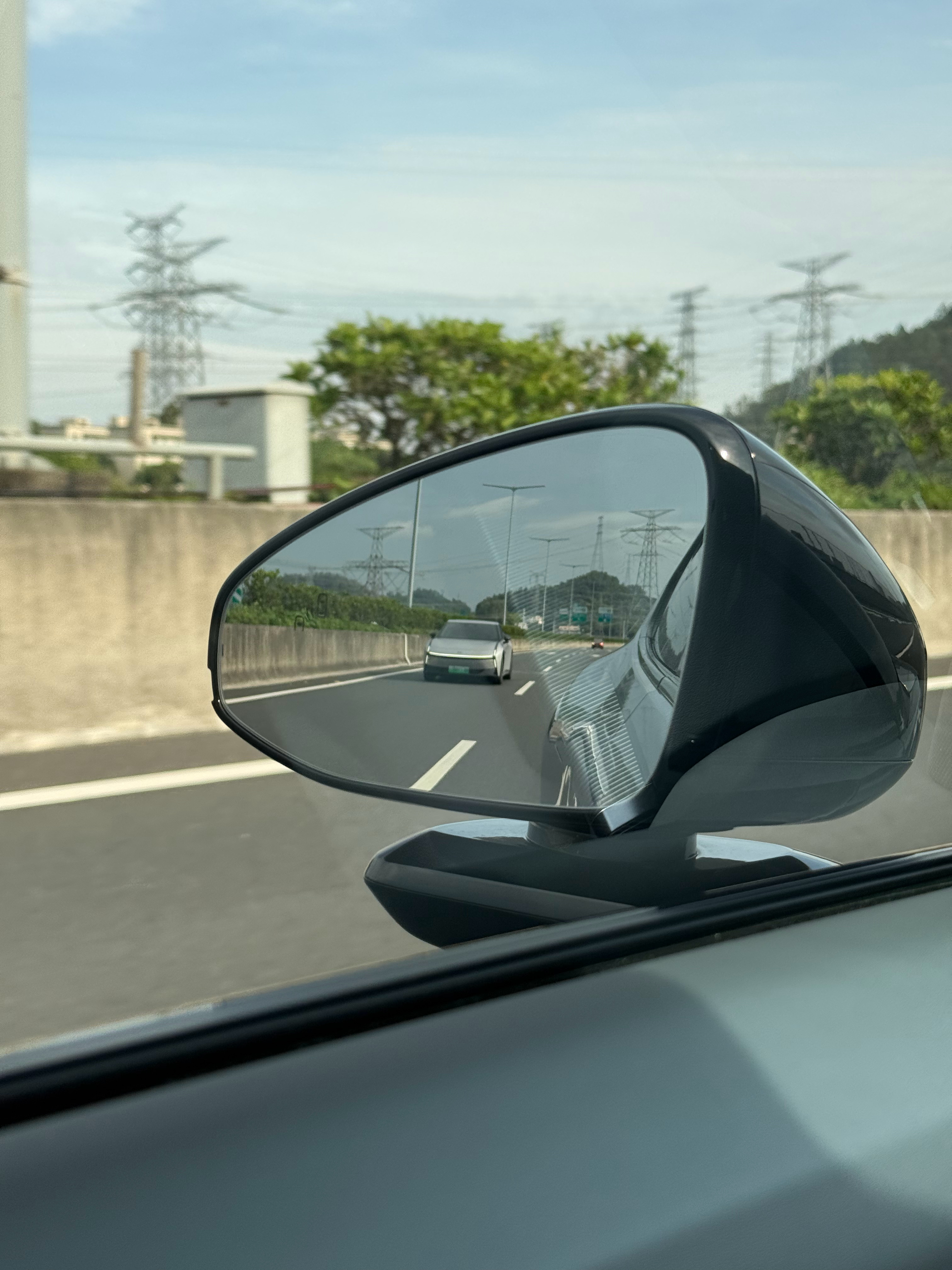 默契的跟这位同色P7车友并排一路