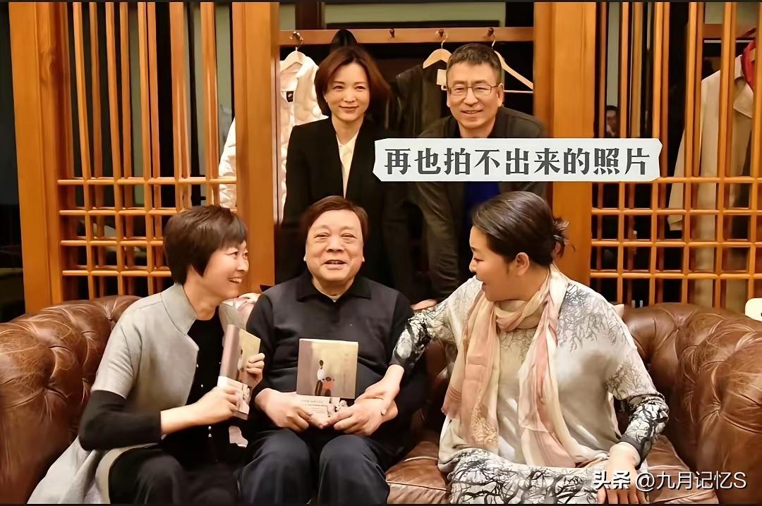 王铎：这是在抢什么呢？是谁出了书吗？