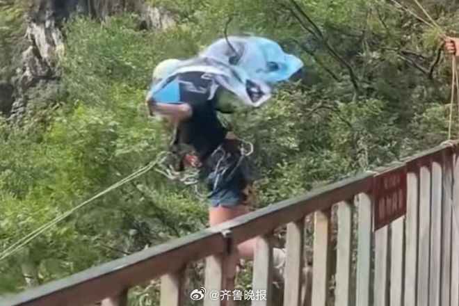 【#坠亡游客重复没绑紧为啥没人听#】“没绑紧！没绑紧！”据中新社报道，近日，网友