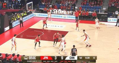 中国男篮对阵日本，胡金秋投中三分，中国队12-3打停日本。