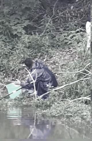 这个钓鱼的真是太老实了，鱼竿被折断了，也没有说什么，装鱼的桶被踢翻了，也没有说什