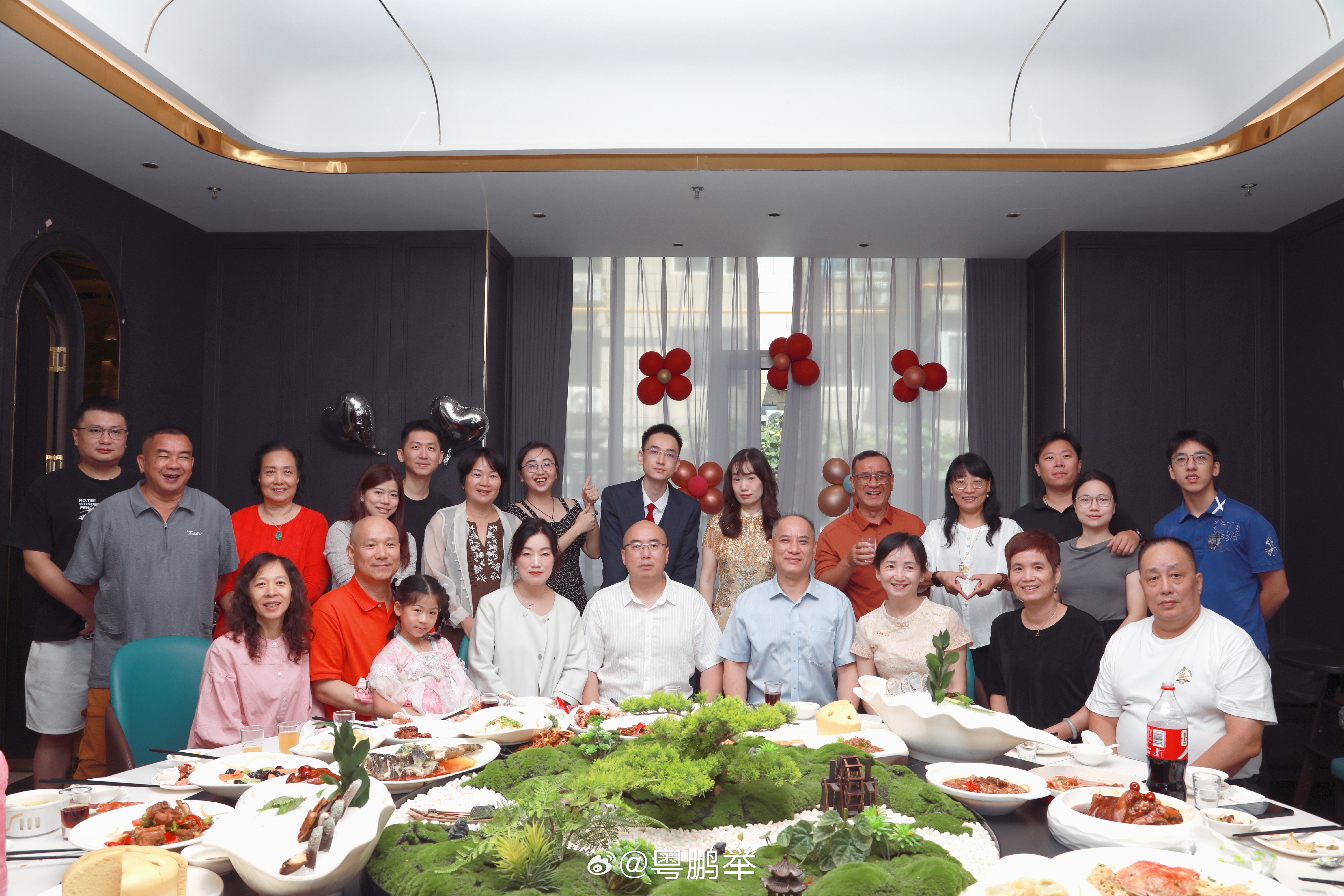 粤鹏举 新婚礼毕，始明肩上之重，方晓父辈皆为崇岳。吾欲自立为山，眼下雄姿未及先辈