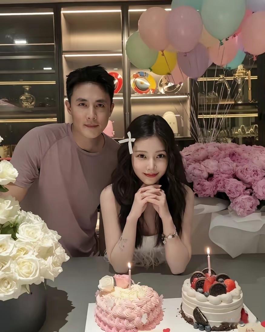 杜淳简直是把妻子宠成了小姑娘，单看她的状态完全看不出快要四十岁，眉眼间的灵动柔和