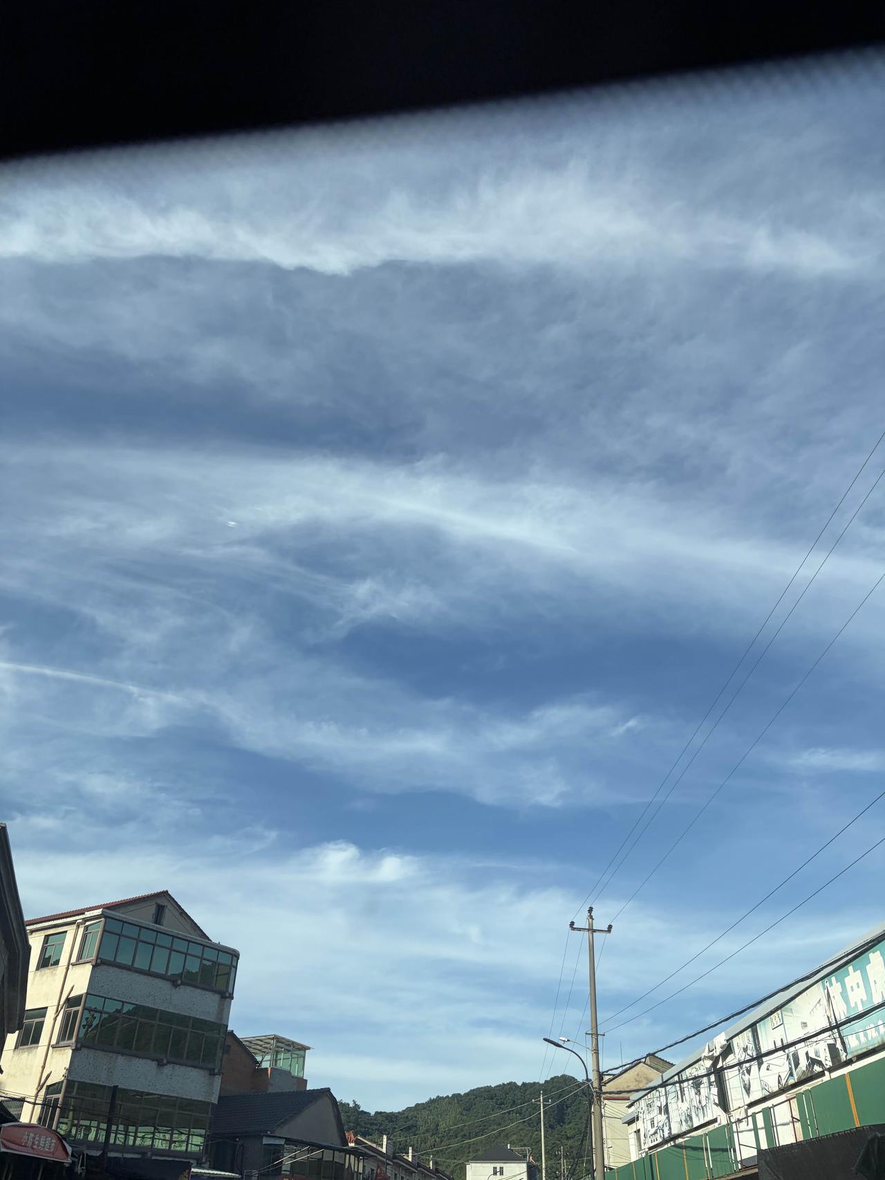 我虽没现成的天空照片分享，但我超懂在路上邂逅绝美天空的那种惊喜！水天相融，简直美