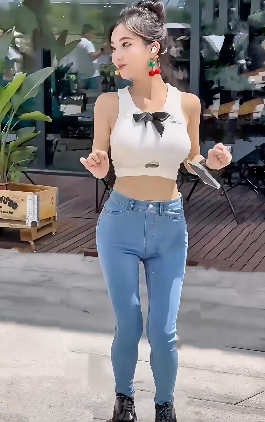 感觉她这身穿搭在18年左右很流行，现在不流行了