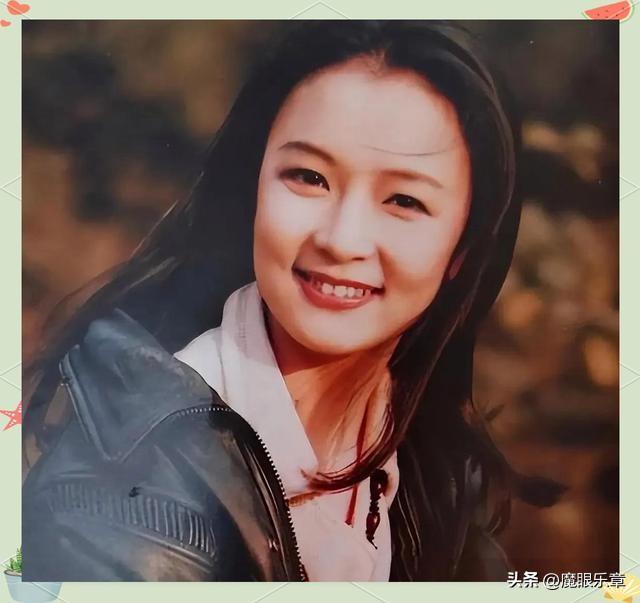 今天3月19日是上海著名主持人袁鸣55岁的生日。
1971年3月19日袁鸣出生于