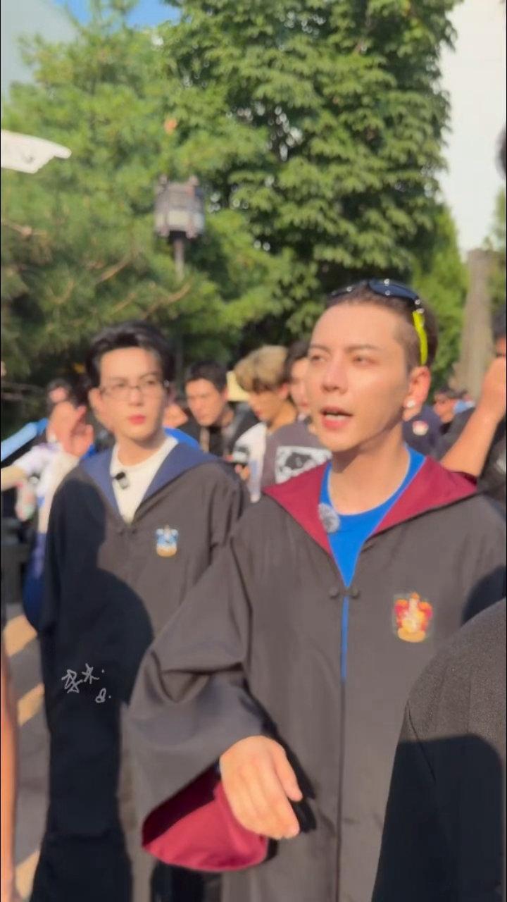 陈伟霆带九门团建 佛爷陈伟霆线下集结九门全员团建，打破剧里的紧张氛围，一众演员嬉