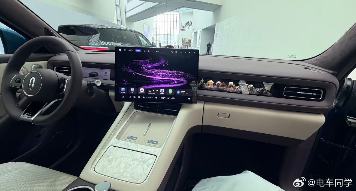 问界M6实车内饰 ，副仪表台那个材质你想起来哪台手机没？ 