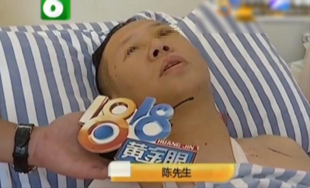 2017年，杭州萧山一男子逼着服务员跪下倒酒，还不忘拿酒浇在她头上，不料当他出门