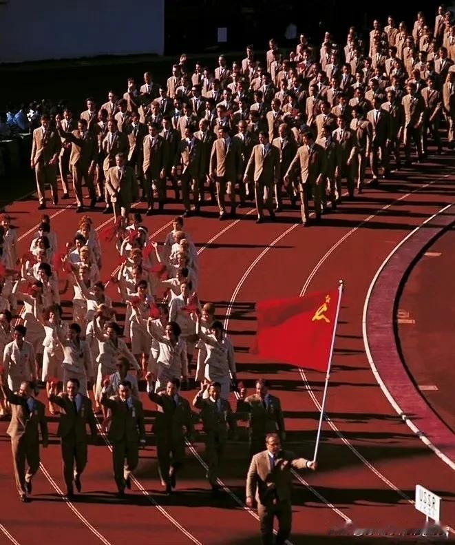 毛子彪悍！奥运会入场式，旗手单手举起旗帜！
图1，1964年东京奥运会运动员入场