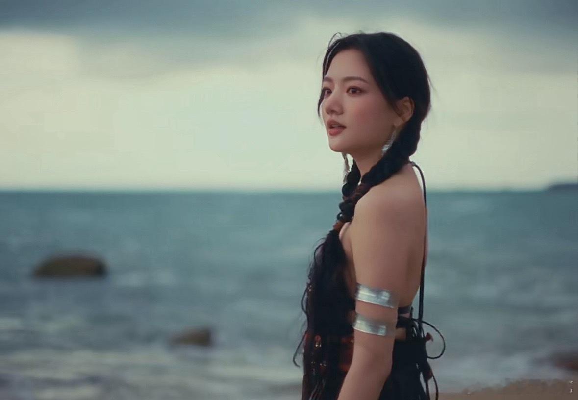 任敏身穿黎族服饰任敏黎族少女 任敏穿了黎族的传统服饰～联合芭莎一起出镜了不起的非