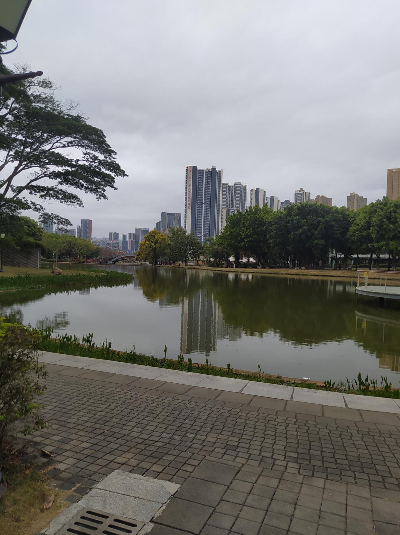 在3d空间，我可以穿过铁栏杆，可以走在楼顶的边缘。这是我生活里不敢尝试的。因为我