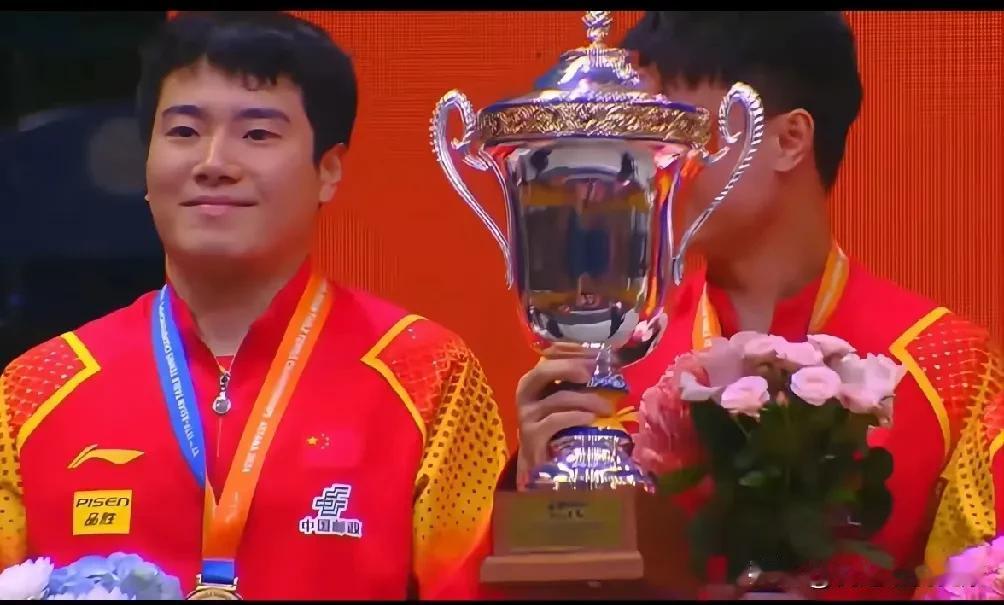 梁靖崑在颁奖典礼上拒绝捧杯！
 
2024 年乒乓球亚锦赛，中国男团在决赛中战胜