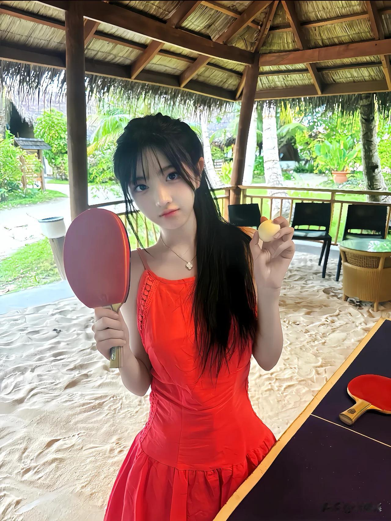 红衣少女戏球拍，绿荫掩映乐无边。