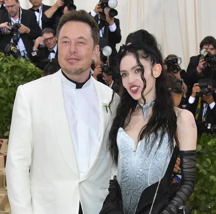 格莱姆斯在大选夜前夕公开抨击前男友马斯克，称他想去太空只是异想天开。
格莱姆斯与