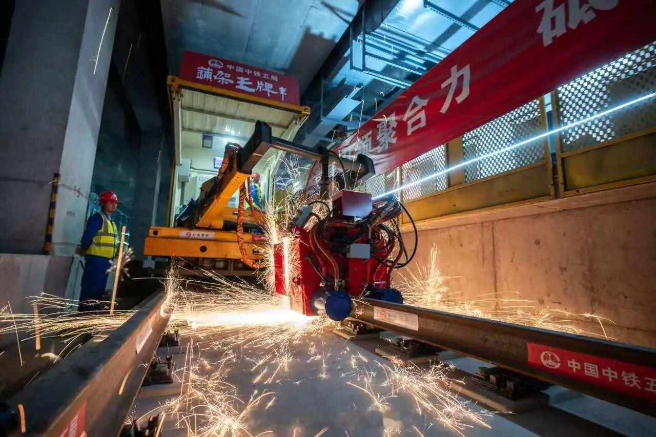 地铁头条【上海首条穿越长江的轨道交通工程实现全线轨通】近日，由中铁五局参建的上海