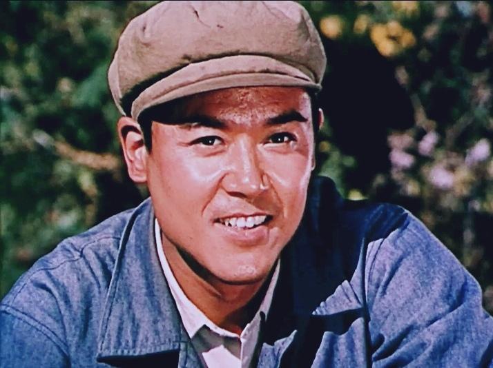 达式常在电影《万里征途》（1977 年）中饰演常大进。

电影里，他头戴工装帽，