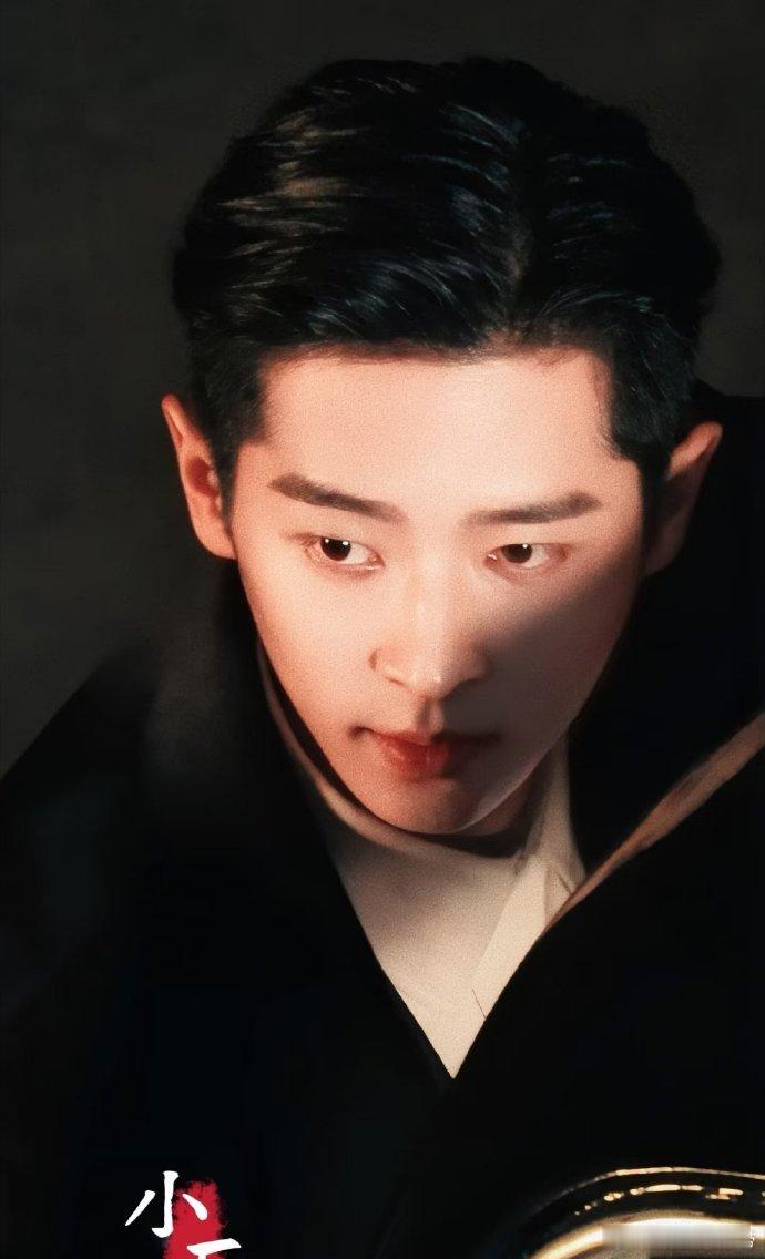 丞磊焊死在民国高干风赛道 丞磊的民国高干风太戳人！身姿挺拔自带贵气，眉眼间的温润