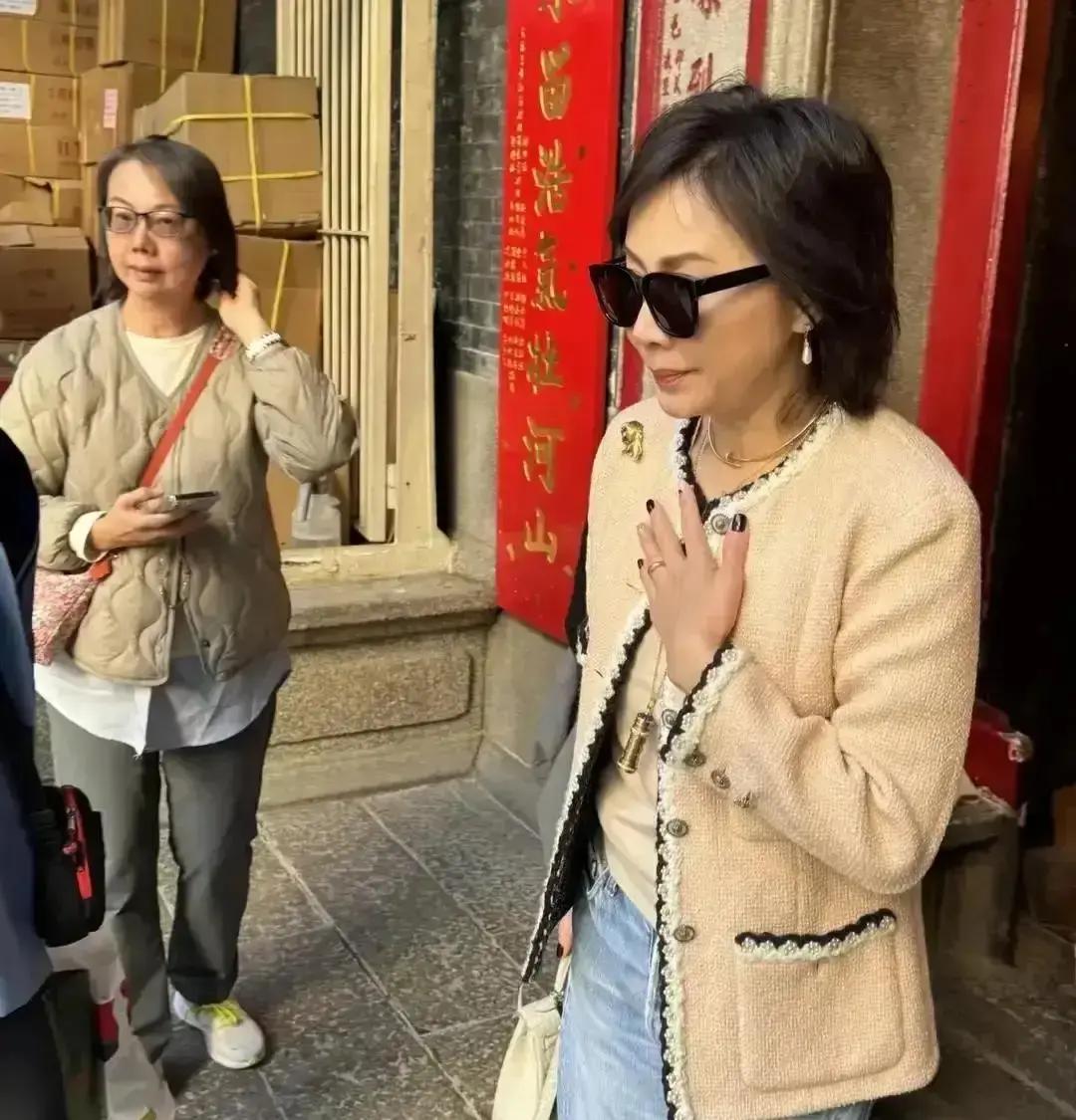 10万港币买头香，值吗？
 
大年初一凌晨四点，香港文武庙门口排队的不是香客，是