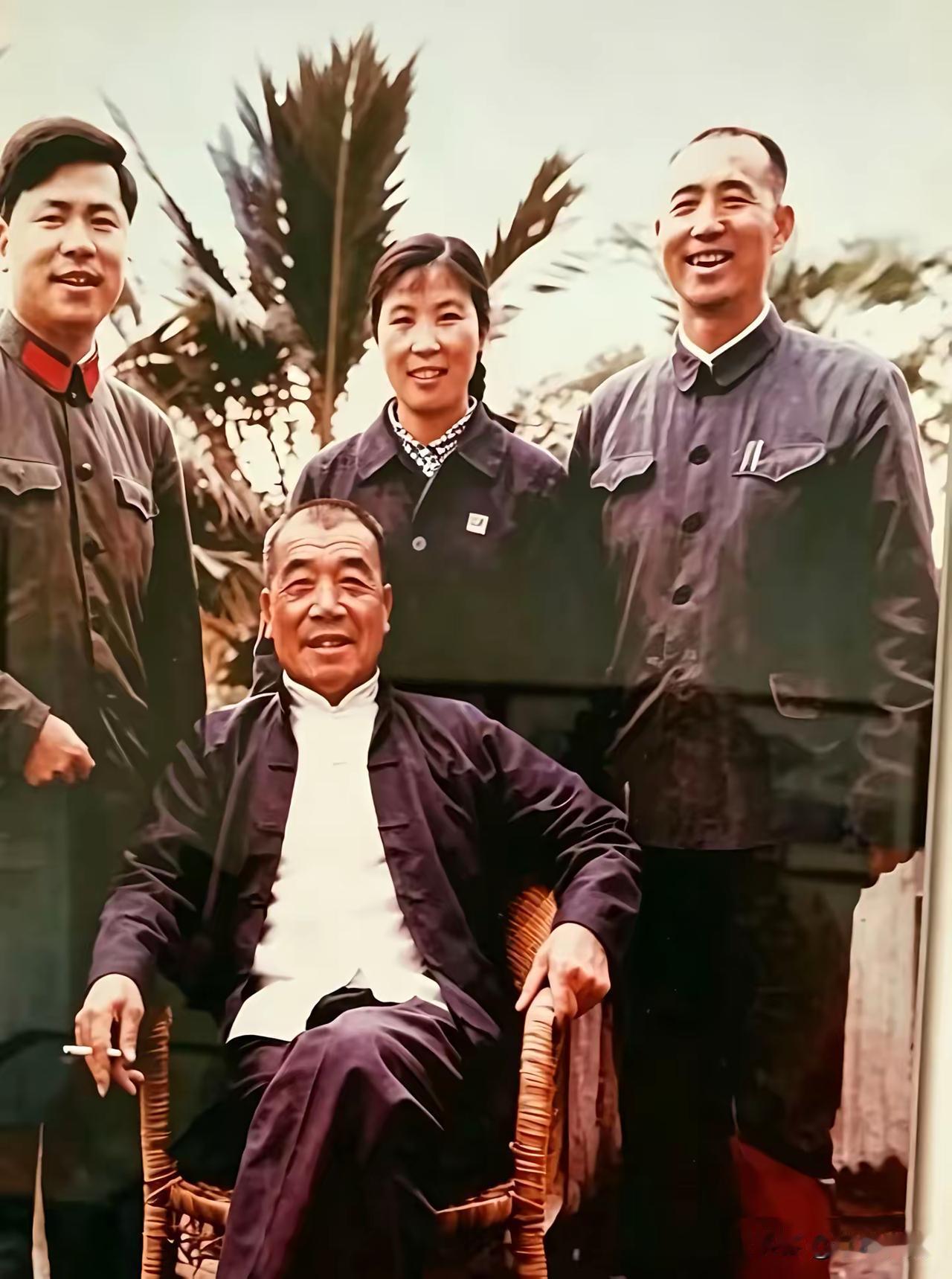 1980年9月，陈永贵和警卫员张银昌、大寨带头人郭凤莲、秘书焦焕成，在等待辞职报