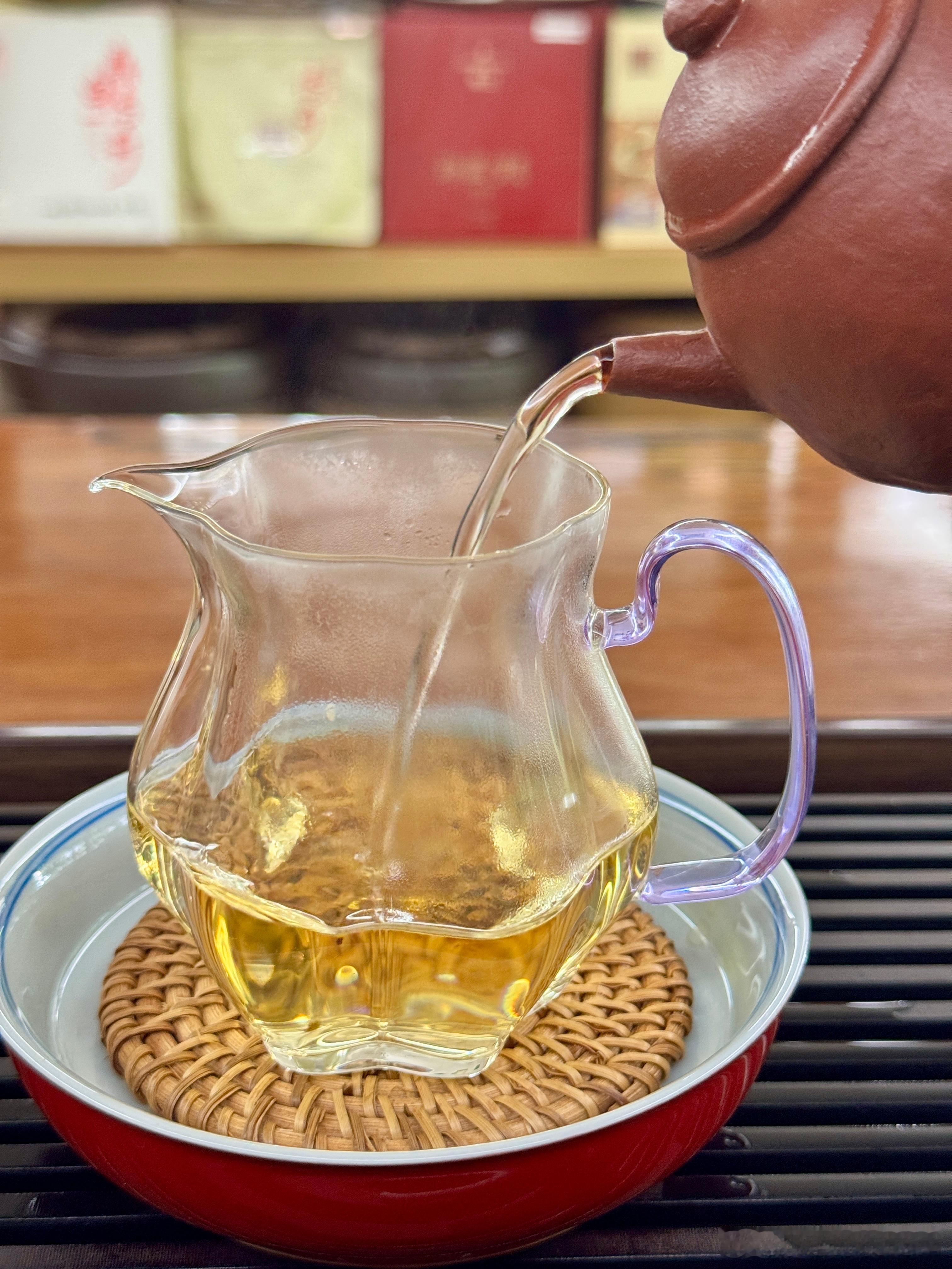 喝茶！翻了一下票，除了消费股的季线的绿柱子已经放大到了极致之外，再就是医药股的批