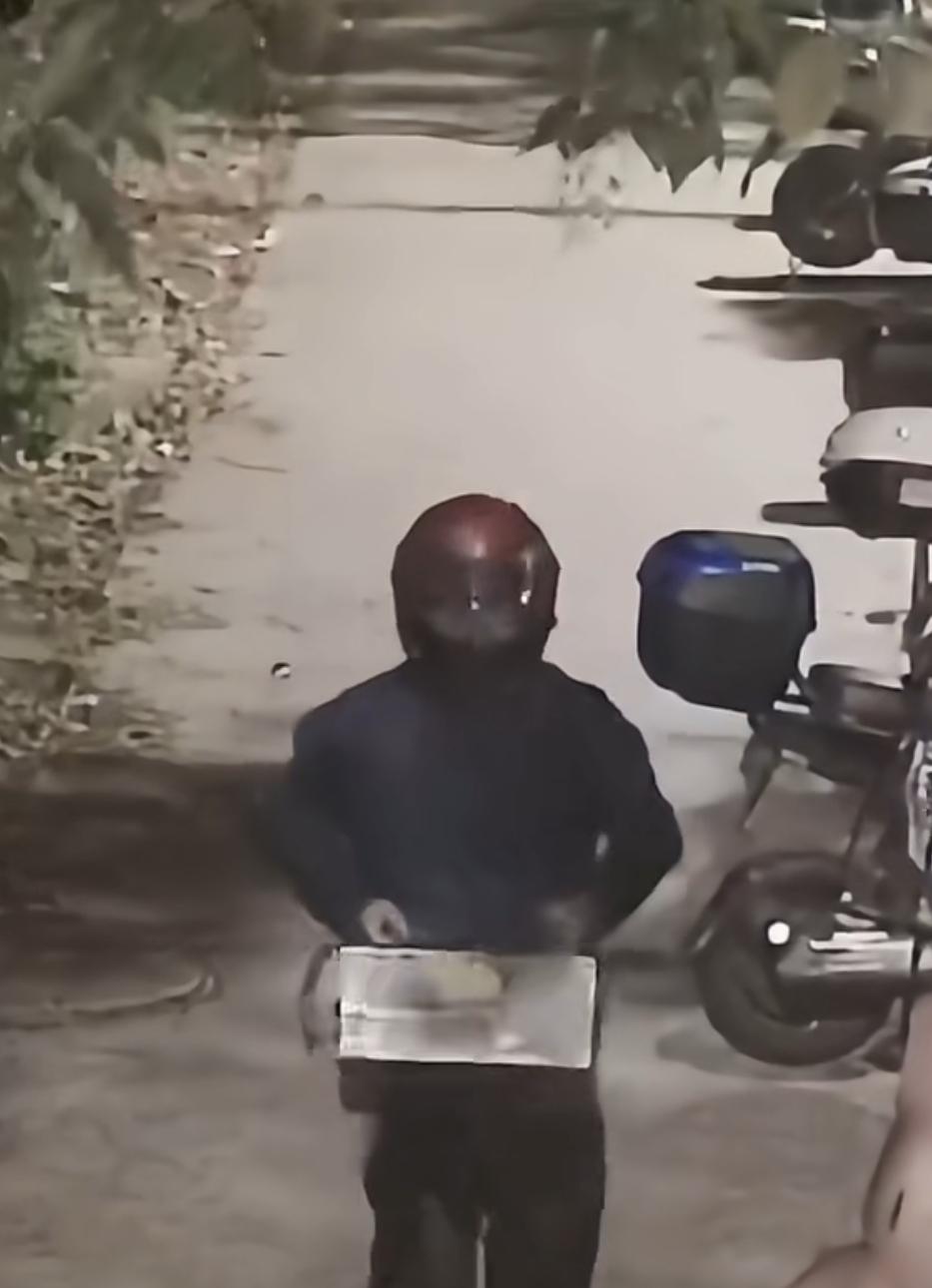 儿子大义灭亲，儿子到父亲的租房暂住，发现父亲经常带回来一些电动车的电瓶，怀疑父亲