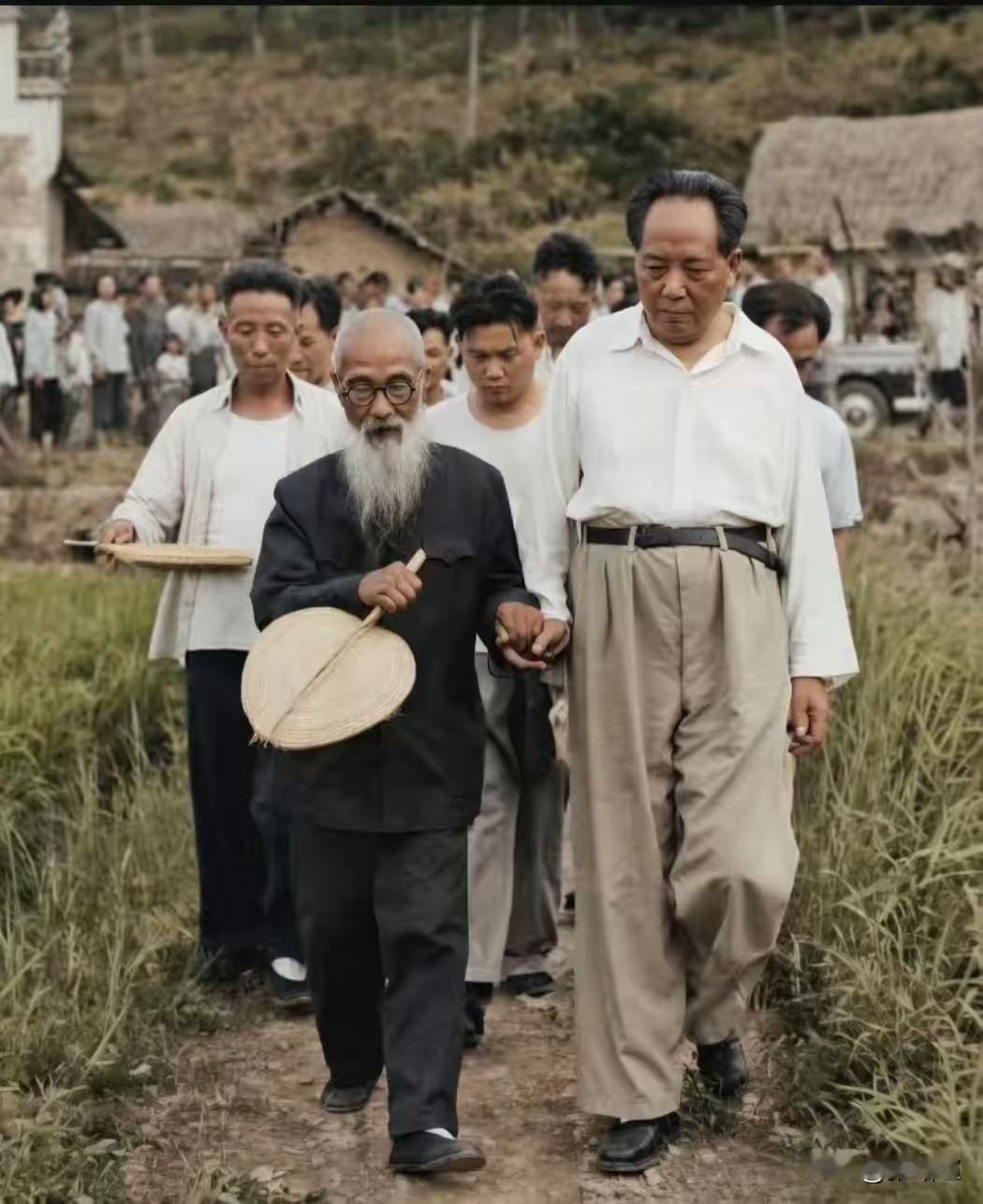 瞬间破防！褪去光环的伟人，回乡牵手恩师的样子看哭无数人
 
谁能想到，身居高位的
