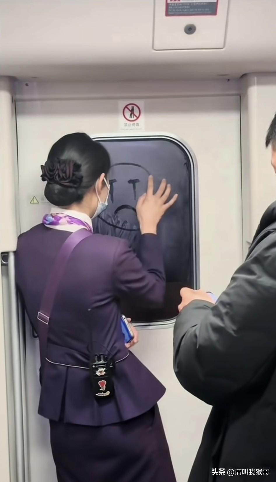 看看高铁小姐姐无聊的时候在干啥？