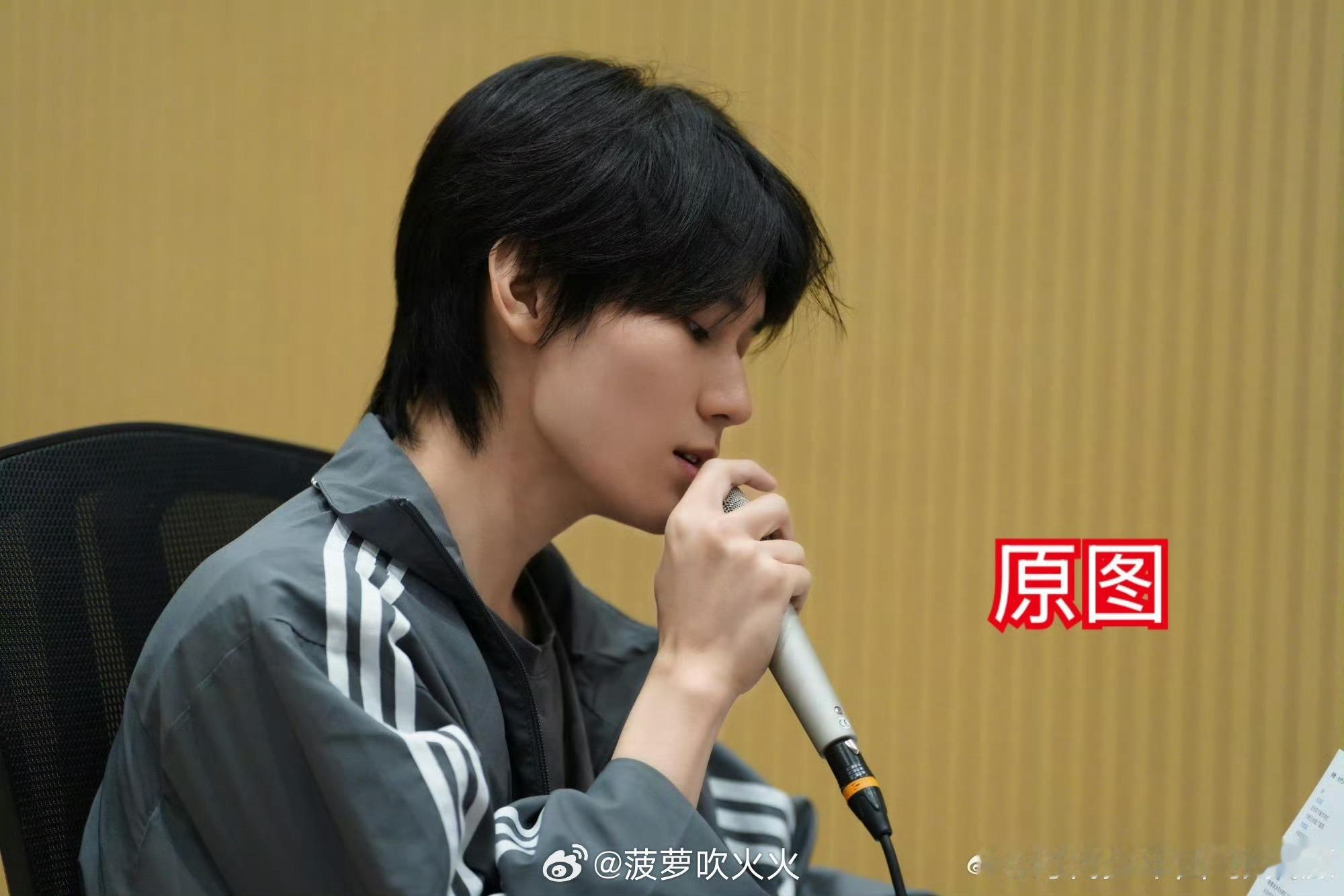 张真源编辑记录张真源于9月13日19:58发布一条微博，配图疑似包含未公开的翻唱