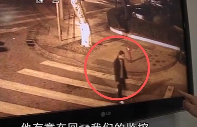 楼道没人当回事，

门锁坏了两个月，

那晚谁推开了我的门。

我租的房子在城中