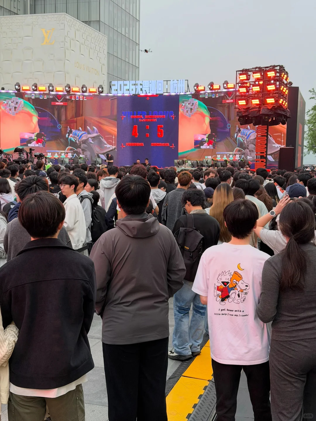 无畏契约的审美还是太权威了，不管是游戏本身设计还是杭州线下时装周，瓦主打的就是一