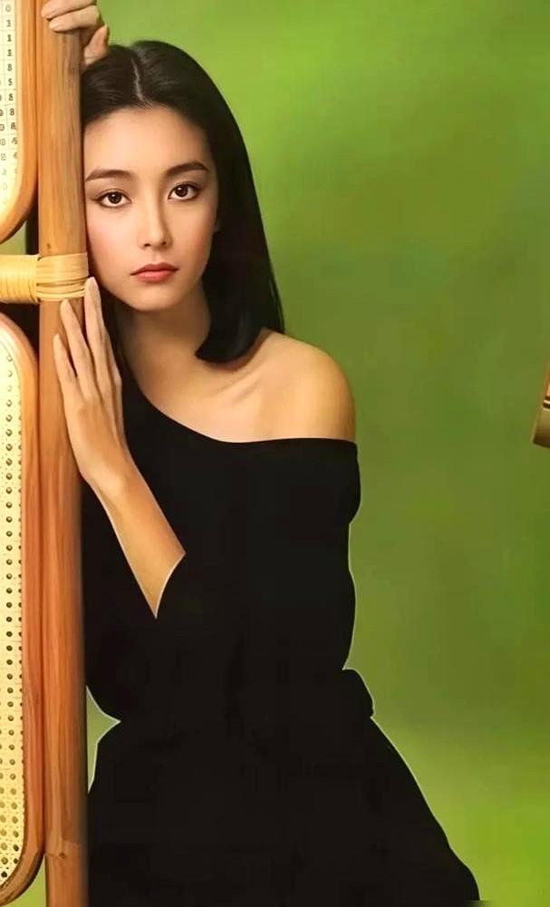 现在的女星全在硬凹少年感，却不知道真正的半雌半雄，早就被一个人演绝了。

当年琼