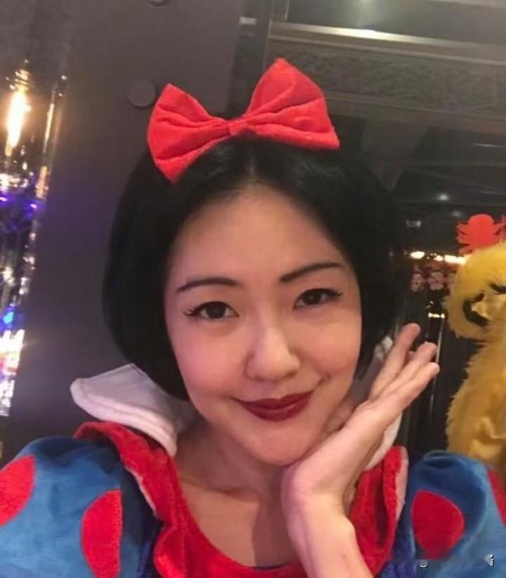 小S，你偏心也太明显了。
大S雕像揭幕那天，S妈穿一身黑，脸色看着特别差。小S扶