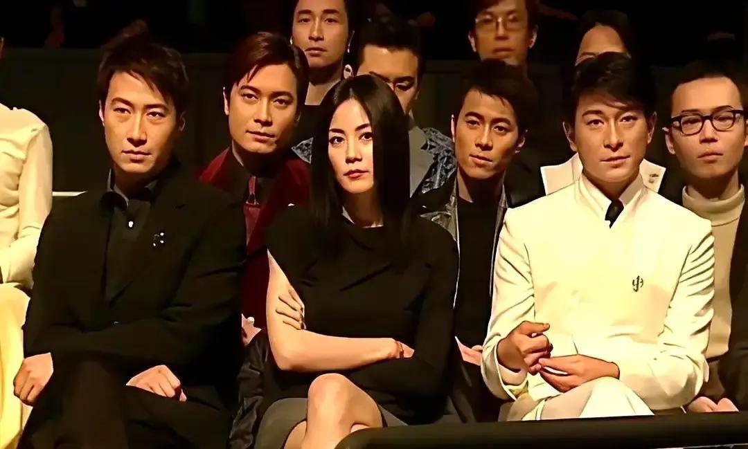 31岁梅艳芳坐C位，天王半蹲
 
那天后台，她刚唱完40场红馆，嗓子沙哑却先把3