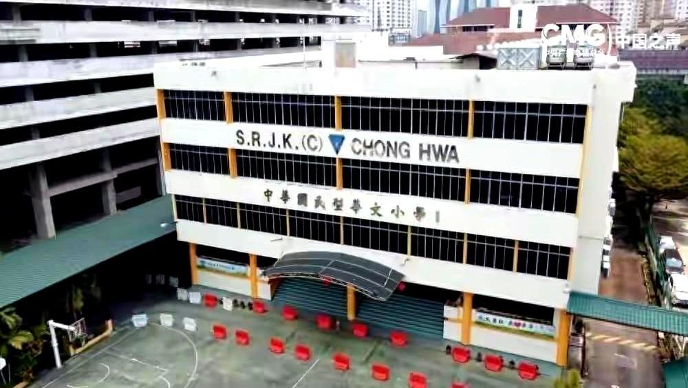 马来族家长把孩子送进华文小学，这事三十年前想都不敢想的。
中马两千多亿的贸易额摆