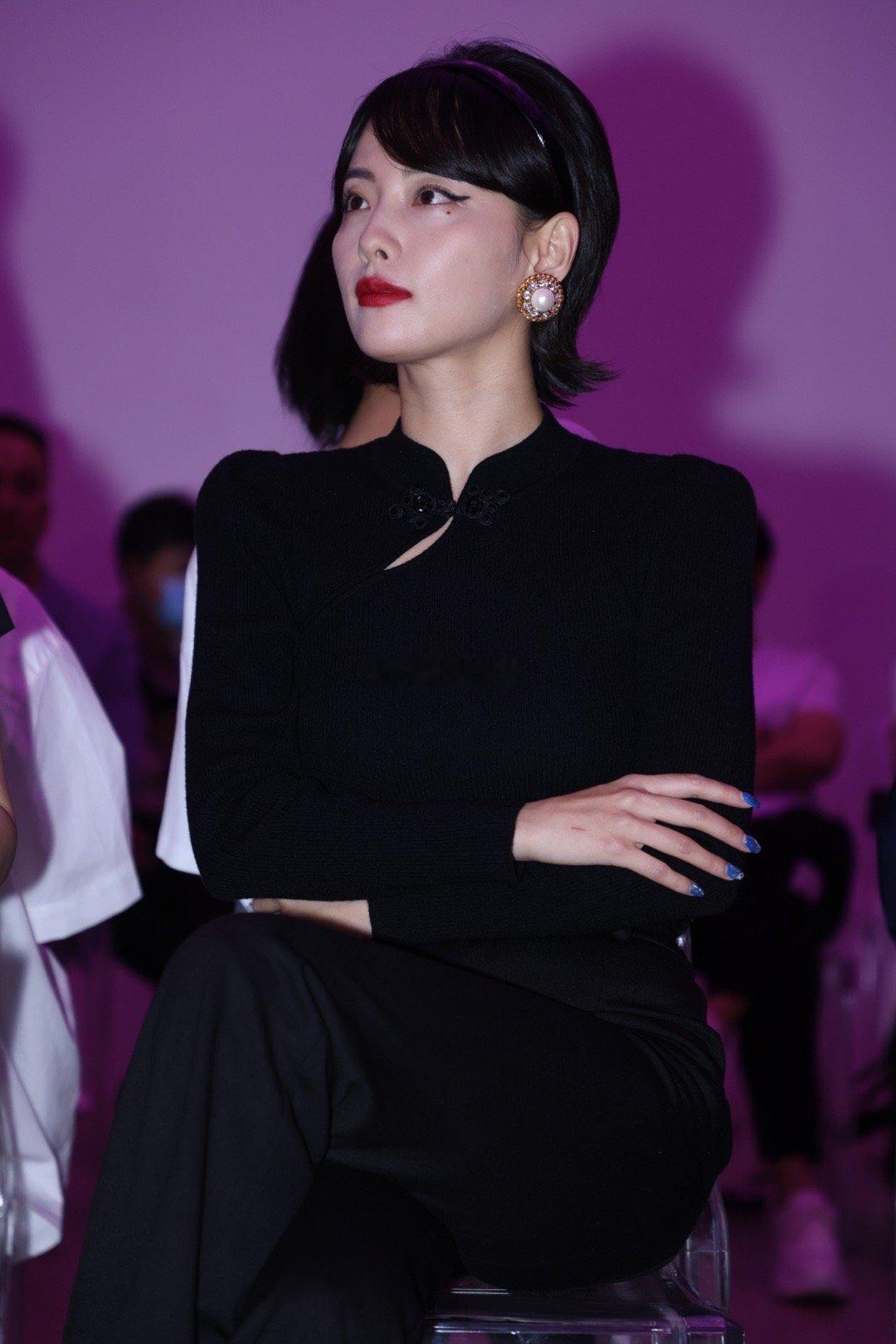 张嘉倪2021年宠儿大秀看秀，黑色旗袍装优雅尽显妩媚风姿🖤 | 014 ​​​